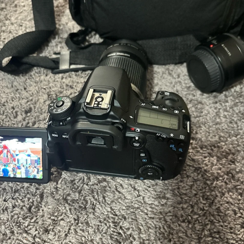 Canononebatteryonecharger4lensoneis brokentheonethatisopenflashstorage24kpicture
